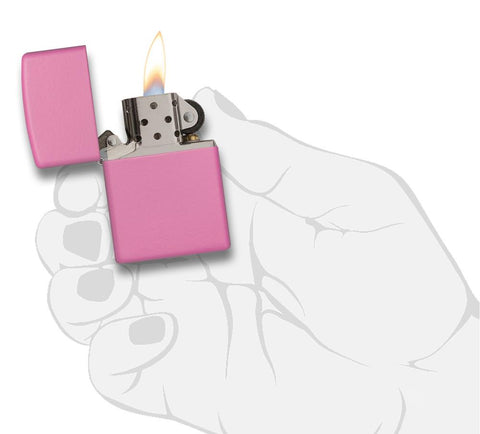 Vue de face briquet Zippo Pink Matte modèle de base, ouvert avec flamme dans une main stylisée