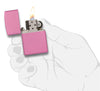 Vue de face briquet Zippo Pink Matte modèle de base, ouvert avec flamme dans une main stylisée