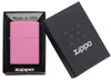 Vue de face briquet Zippo Pink Matte modèle de base, dans une boîte cadeau ouverte