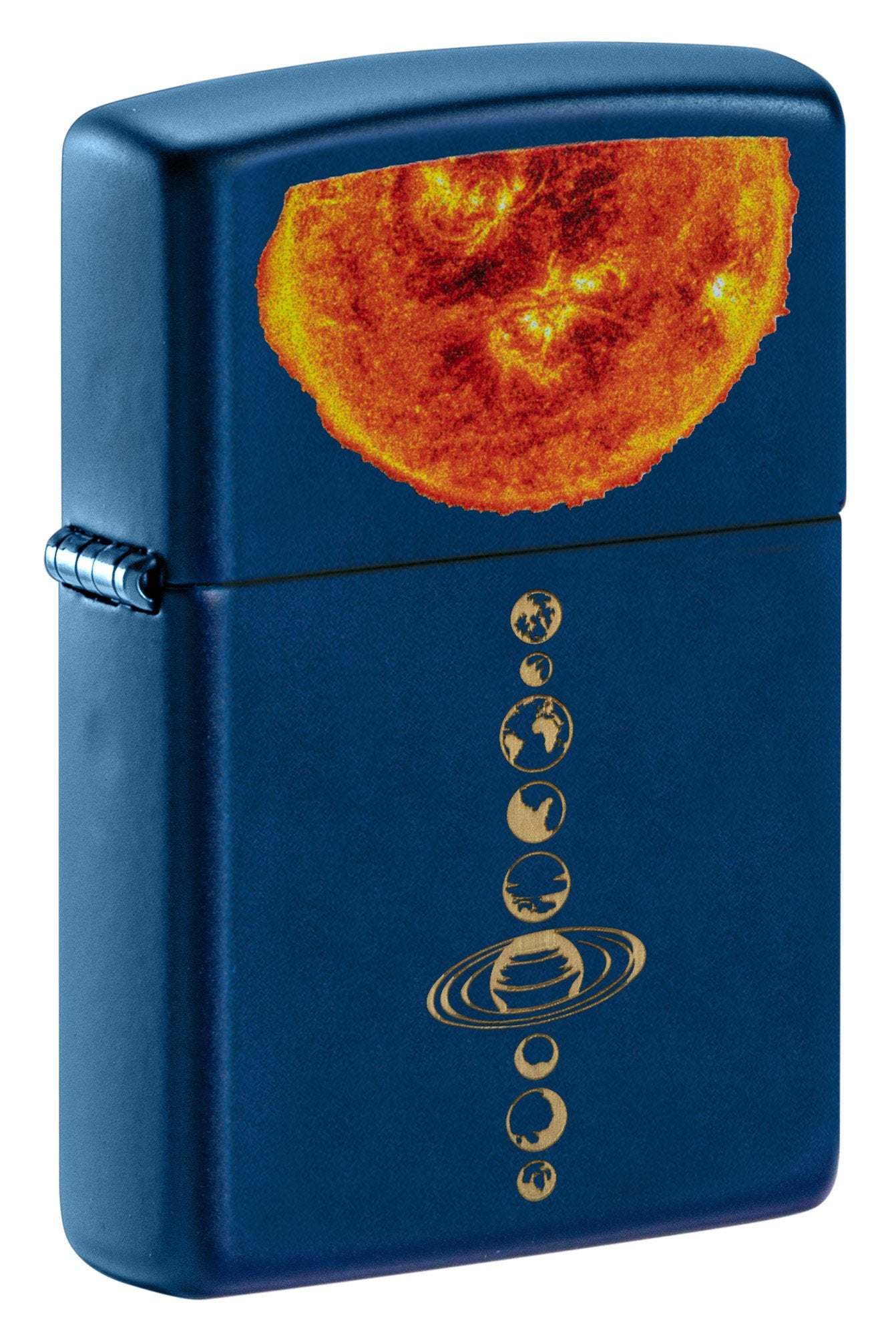 Vue de 3/4 du briquet tempête Solar System Navy Matte montrant le système solaire gravé sur le briquet et le soleil avec le procédé Color Image.