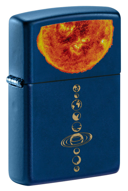 Vue de 3/4 du briquet tempête Solar System Navy Matte montrant le système solaire gravé sur le briquet et le soleil avec le procédé Color Image.