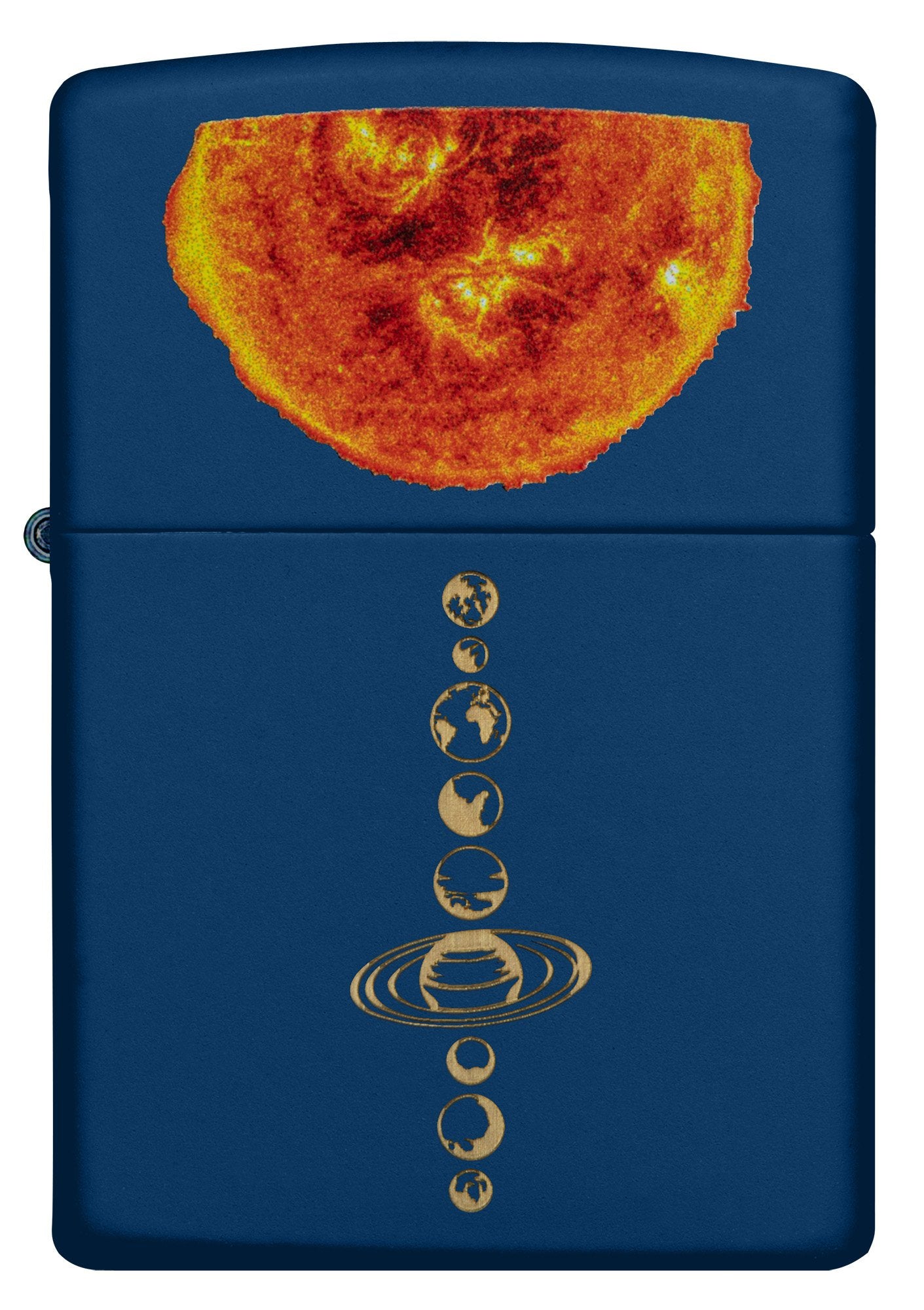 Vue de face du briquet tempête Solar System Navy Matte montrant le système solaire gravé sur le briquet et le soleil avec le procédé Color Image.