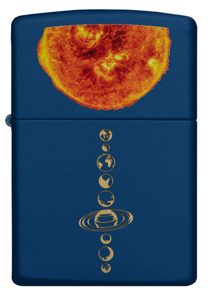 Vue de face du briquet tempête Solar System Navy Matte montrant le système solaire gravé sur le briquet et le soleil avec le procédé Color Image.