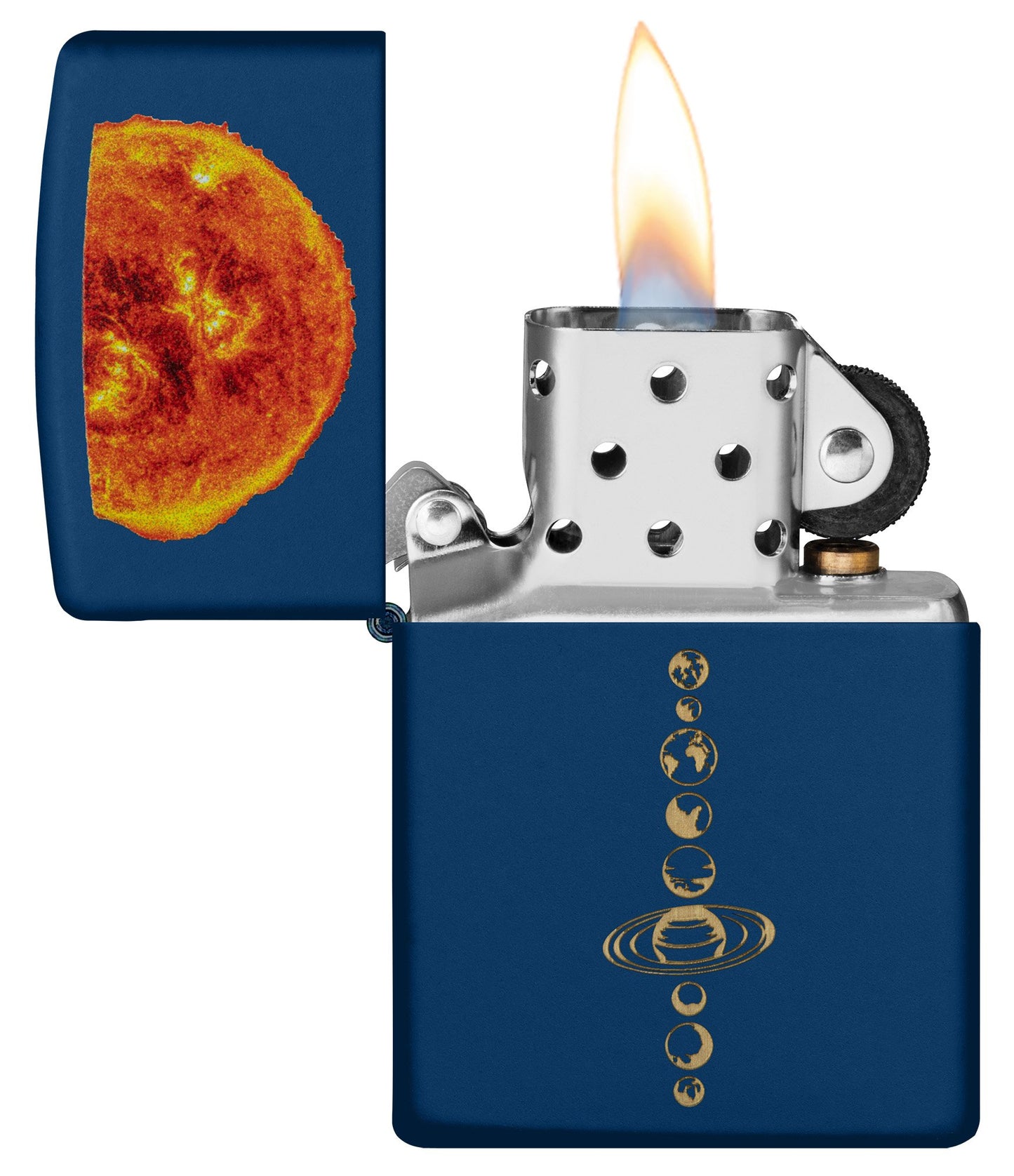 Vue de face du briquet tempête ouvert et allumé Solar System Navy Matte montrant le système solaire gravé sur le briquet et le soleil avec le procédé Color Image.
