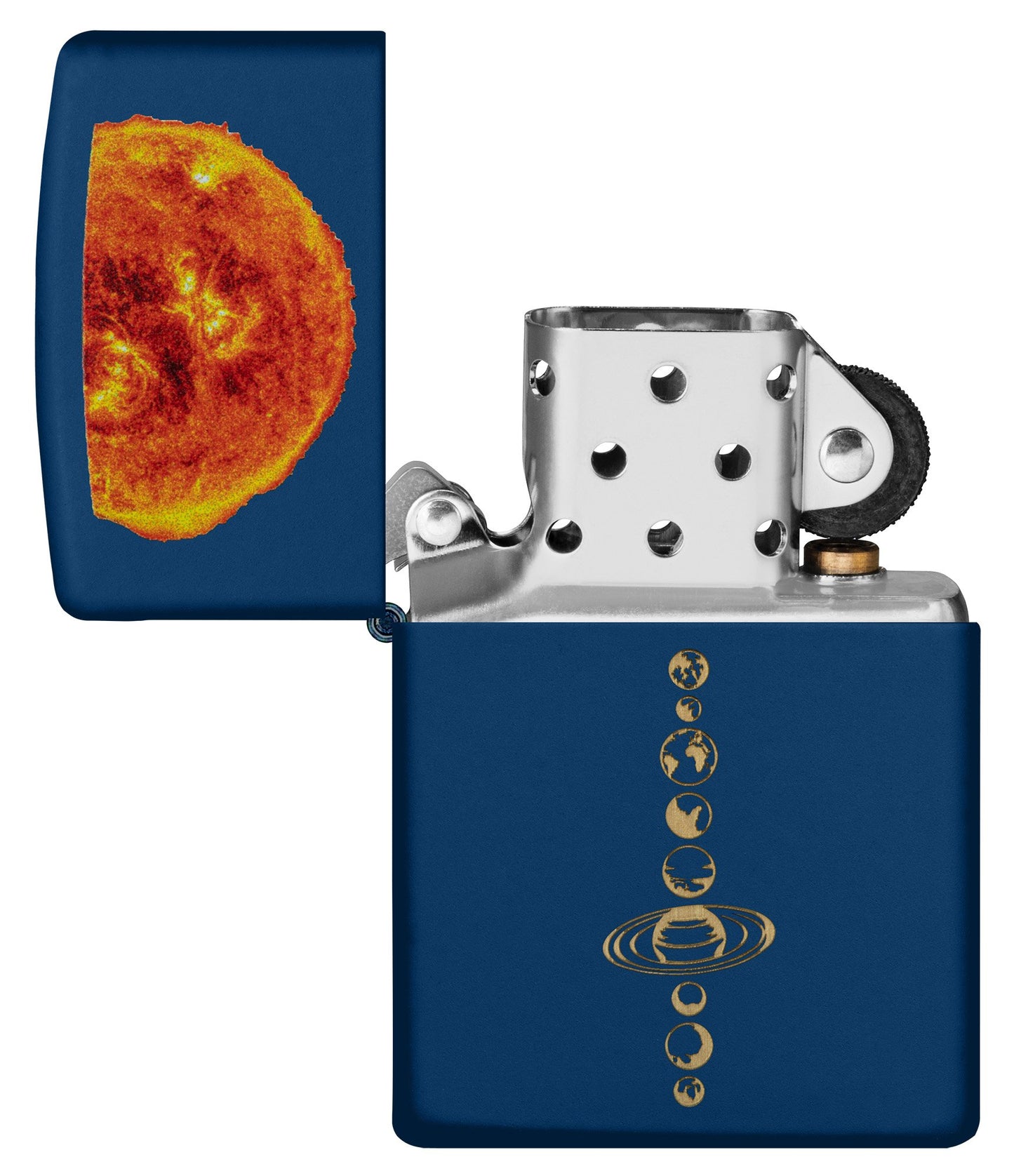 Vue de face du briquet tempête ouvert et éteint Solar System Navy Matte montrant le système solaire gravé sur le briquet et le soleil avec le procédé Color Image.