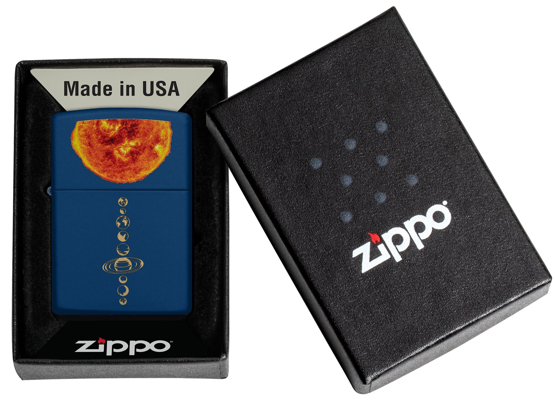 Vue de face du briquet tempête Solar System Navy Matte dans sa boite cadeau. Briquet montrant le système solaire gravé sur le briquet et le soleil avec le procédé Color Image.