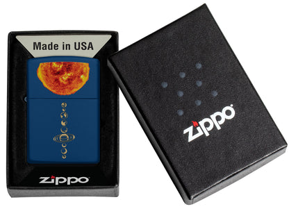 Vue de face du briquet tempête Solar System Navy Matte dans sa boite cadeau. Briquet montrant le système solaire gravé sur le briquet et le soleil avec le procédé Color Image.