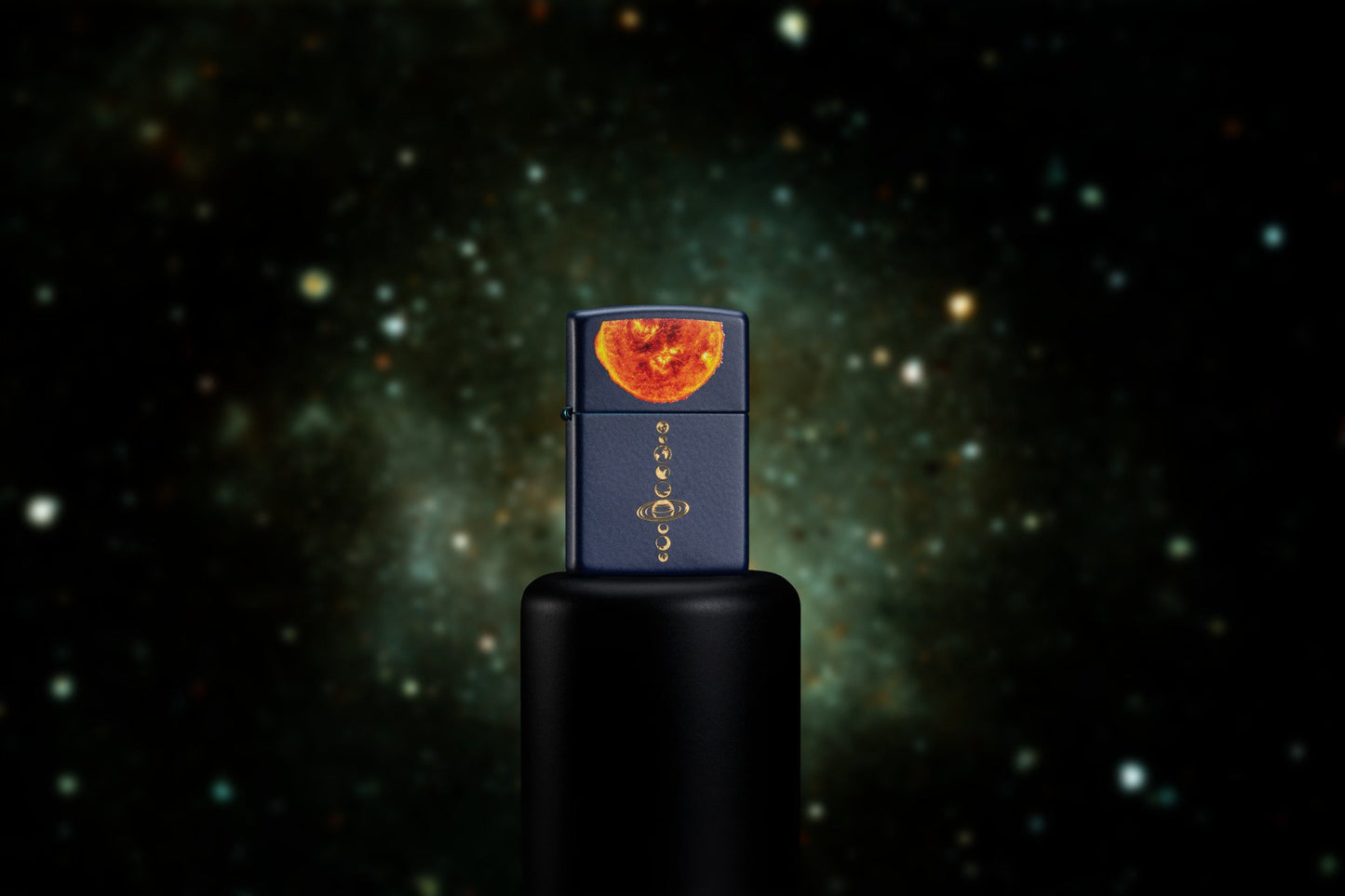 Image du briquet tempête Solar System Navy Matte dans l'espace. Briquet montrant le système solaire gravé sur le briquet et le soleil avec le procédé Color Image.