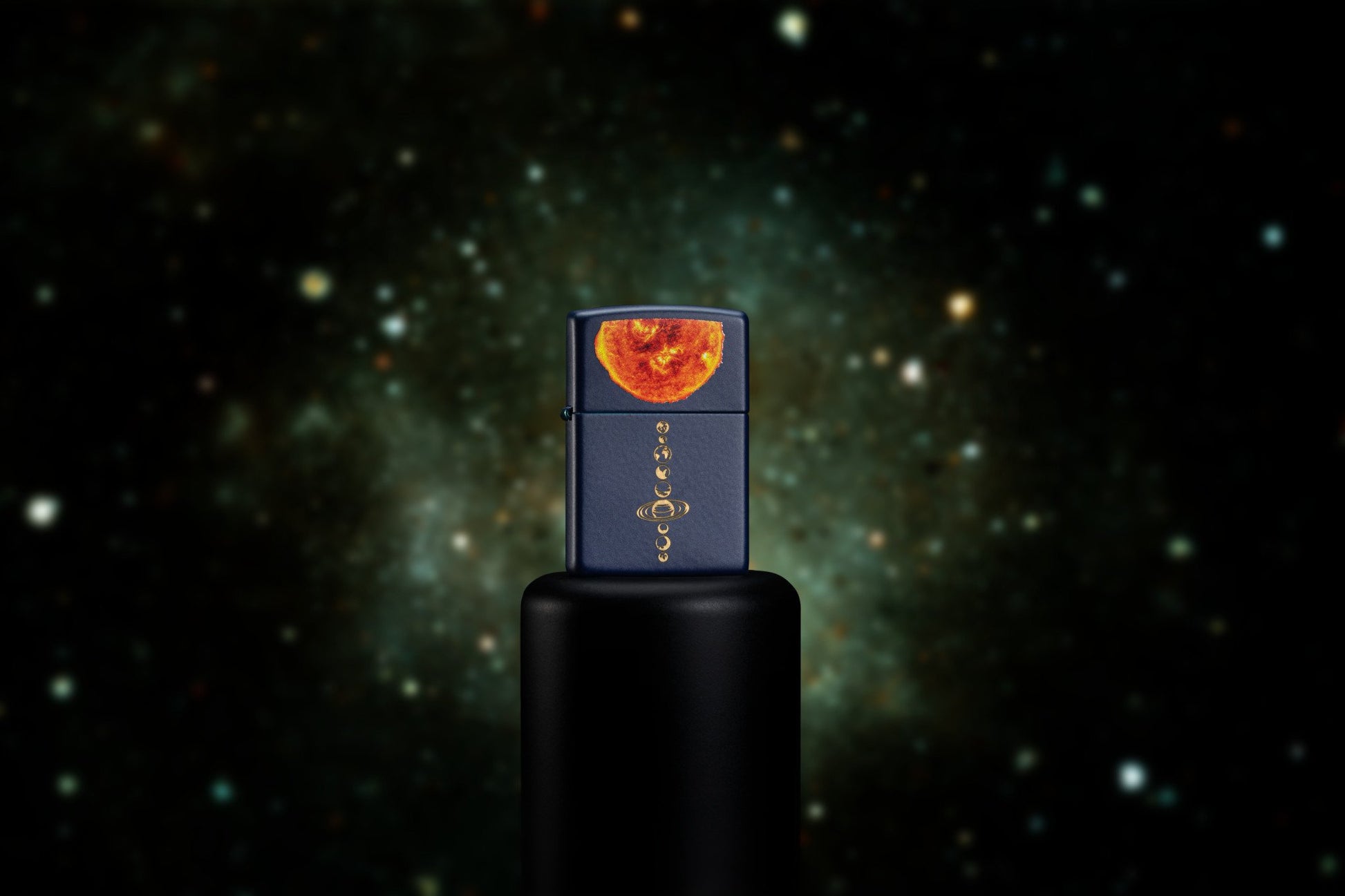 Image du briquet tempête Solar System Navy Matte dans l'espace. Briquet montrant le système solaire gravé sur le briquet et le soleil avec le procédé Color Image.