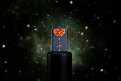 Image du briquet tempête Solar System Navy Matte dans l'espace. Briquet montrant le système solaire gravé sur le briquet et le soleil avec le procédé Color Image.
