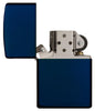 Vue de face briquet Zippo modèle de base Navy Blue Matte, ouvert 