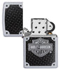 Vue de face briquet Zippo Satin Chrome avec logo Harley Davidson et fond noir, ouvert