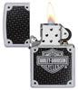 Vue de face briquet Zippo Satin Chrome avec logo Harley Davidson et fond noir, ouvert avec flamme