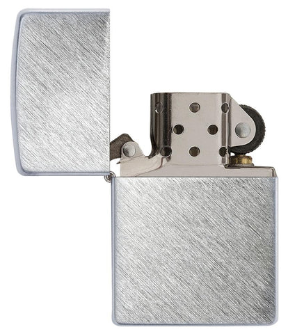 Vue de face briquet Zippo brossage à chevrons modèle de base, ouvert