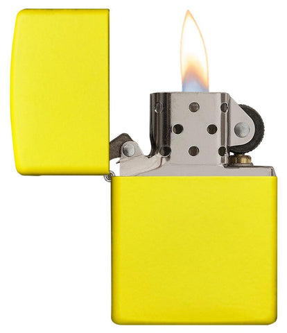 Vue de face briquet Zippo modèle de base jaune citron, ouvert avec flamme