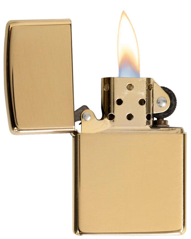 Vue de face briquet Zippo High Polished Brass modèle de base, ouvert avec flamme