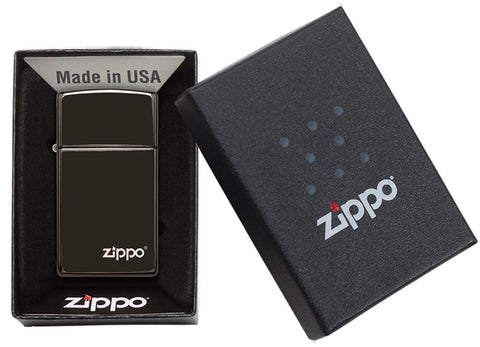 Vue de face briquet Zippo Slim High Polish Chrome modèle de base noir avec logo Zippo, ouvert avec flamme dans une boîte cadeau ouverte