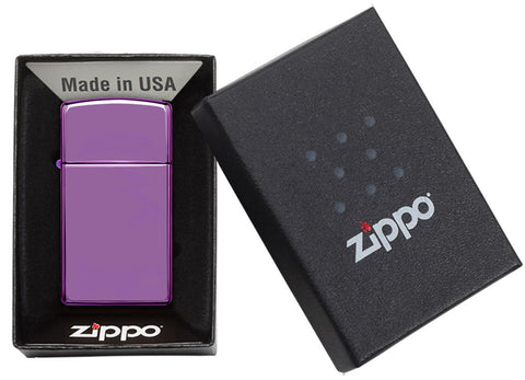 Vue de face briquet Zippo Slim High Polish Lila modèle de base, dans une boîte cadeau ouverte