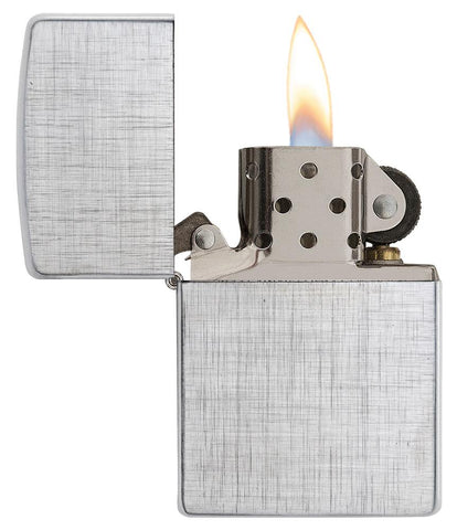 Briquet Zippo chrome brossé Linen Weave modèle de base, ouvert avec flamme