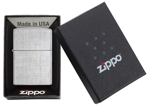 Briquet Zippo chrome brossé Linen Weave modèle de base, dans une boîte cadeau ouverte
