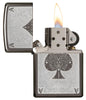 Vue de face briquet Zippo Black Ice avec gravure au laser carte as de pique, ouvert avec flamme