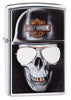 Vue de face 3/4 briquet Zippo chromé Harley Davidson grande tête de mort avec casque