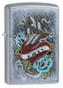 Vue de face 3/4 briquet Zippo chromé style tatouage avec cœur, hirondelle et bannière Zippo
