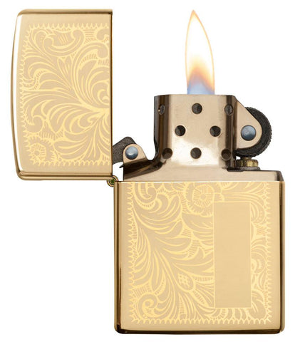 Vue de face briquet Zippo High Polish Brass avec motif vénitien et plaque à graver, ouvert avec flamme
