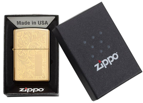 Vue de face briquet Zippo High Polish Brass avec motif vénitien et plaque à graver, dans un emballage ouvert