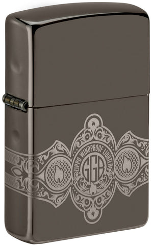 Briquet Zippo vue de face ¾ angle Black Ice® avec gravure à 360° des flammes Zippo et du logo en design bande de cigares