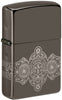Briquet Zippo vue de face ¾ angle Black Ice® avec gravure à 360° des flammes Zippo et du logo en design bande de cigares