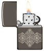 Briquet Zippo vue de face Black Ice® ouvert et allumé avec gravure à 360° des flammes Zippo et du logo en design bande de cigares