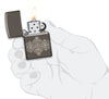 Briquet Zippo vue de face Black Ice® ouvert et allumé avec gravure à 360° des flammes Zippo et du logo dans un design de bande de cigares dans une main stylisée
