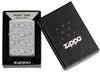 Briquet Zippo vue de face Armor® chromé brillant avec lignes gravées en profondeur dans une boîte ouverte