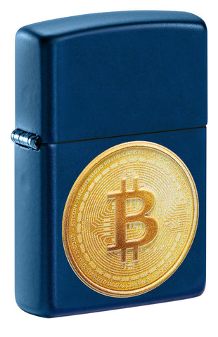Briquet Zippo vue de face ¾ angle en bleu marine avec image texturée d'un bitcoin