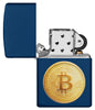 Briquet Zippo vue de face ouverte en bleu marine avec image texturée d'un bitcoin