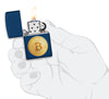 Briquet Zippo vue de face ouvert et allumé en bleu marine avec illustration texturée d'un bitcoin dans une main stylisée