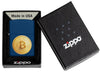 Briquet Zippo vue de face en bleu marine avec illustration texturée d'un bitcoin dans une boîte ouverte