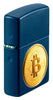 Briquet Zippo vue de côté ¾ angle en bleu marine avec image texturée d'un bitcoin