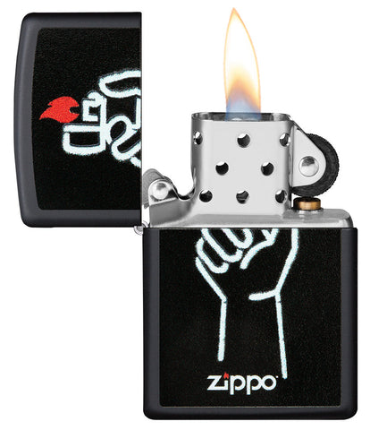 Briquet Zippo vue de face noir mat ouvert et allumé avec illustration du briquet Zippo dans une main et logo Zippo