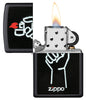 Briquet Zippo vue de face noir mat ouvert et allumé avec illustration du briquet Zippo dans une main et logo Zippo