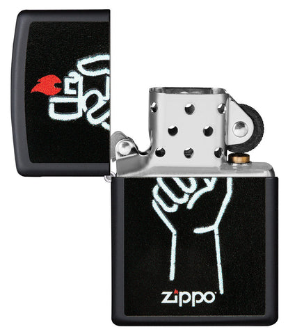 Briquet Zippo vue de face noir mat ouvert avec illustration du briquet Zippo dans une main et logo Zippo