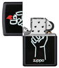 Briquet Zippo vue de face noir mat ouvert avec illustration du briquet Zippo dans une main et logo Zippo