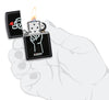 Briquet Zippo vue de face noir mat ouvert et allumé avec illustration du briquet Zippo dans une main et logo Zippo dans une main stylisée