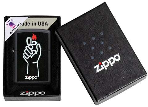 Briquet Zippo vue de face noir mat ouvert et allumé avec illustration du briquet Zippo dans une main et logo Zippo dans boîte ouverte avec note en lumière noire