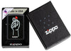 Briquet Zippo vue de face noir mat ouvert et allumé avec illustration du briquet Zippo dans une main et logo Zippo dans boîte ouverte avec note en lumière noire