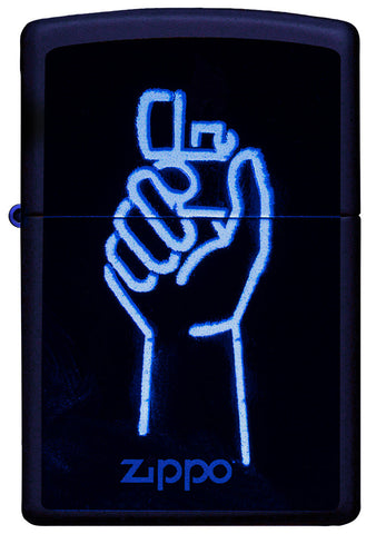 Briquet Zippo vue de nuit ¾ angle noir mat avec image lumineuse sombre du briquet Zippo dans une main et logo Zippo