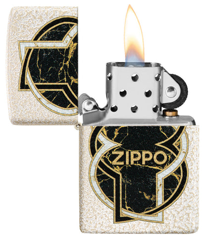 Briquet Zippo vue de face ouvert et allumé en verre Mercury blanc avec forme marbrée noire et or au centre entourée d'une ligne blanche et d'une ligne noire