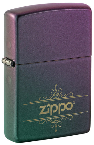 Briquet Zippo vue de face ¾ angle Iridescent Matte en vert bleu violet avec logo Zippo ornementé