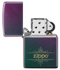 Briquet Zippo vue de face Iridescent Matte ouvert en vert bleu lilas avec logo Zippo orné